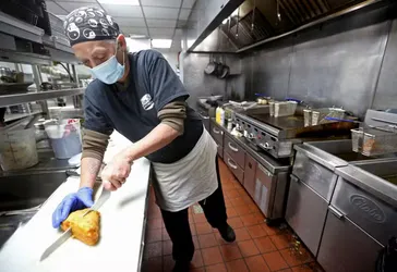 Tribune : Dark kitchen, la fin des restos où on trinque, et des citoyens qui en trinquent